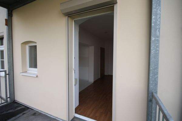 Balkon Blick in die Wohnung.JPG