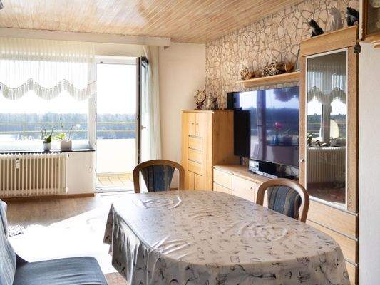 Essbereich mit Blick zum Balkon