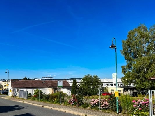 Parkplatz und Nebengebäude von Südwest