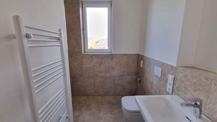 Helles Badezimmer mit Fenster