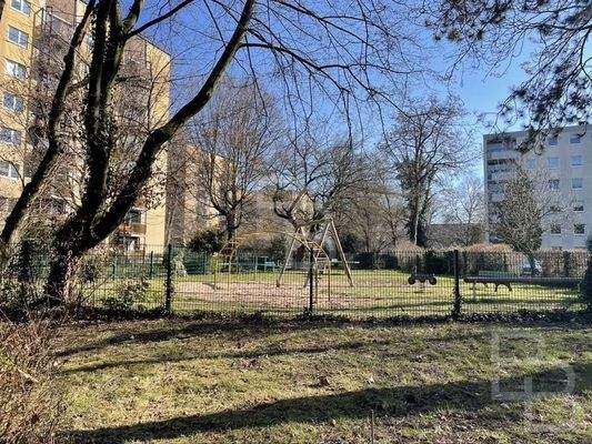 Spielplatz hinter dem Haus