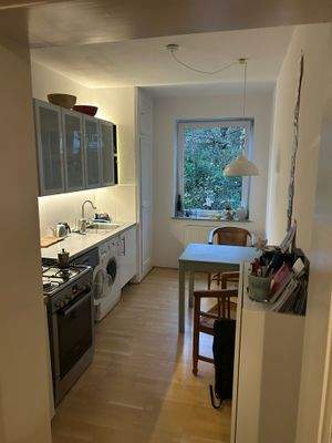Küche mit kleiner Speisekammer