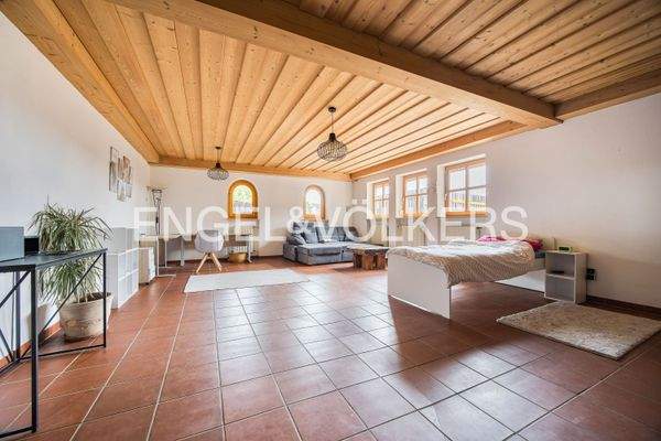 Helles und großzügiges Kinder- oder Gästezimmer im Untergeschoss