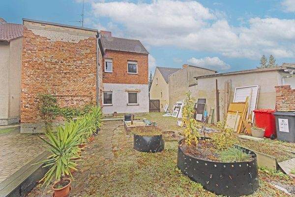 Hausansicht / Grundstücksseite