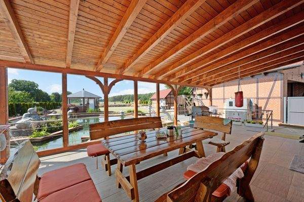 Gepflasterte und überdachte Terrasse