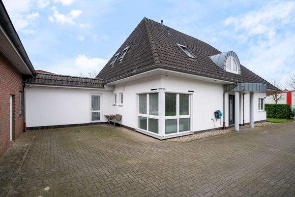 Seitenansicht mit Blick auf den Anbau