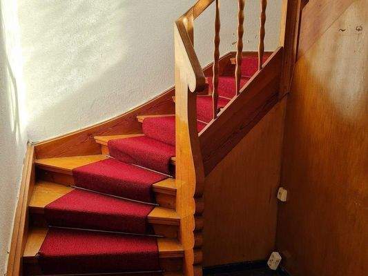 Holztreppe zum Obergeschoß