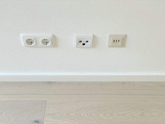 Neues Parkett, neue weißes Fußleisten, neue Steckdosen