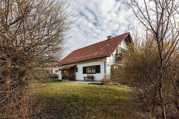 AB Hausansicht West mit Gartenfläche