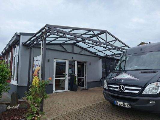 überdachter Haupteingang