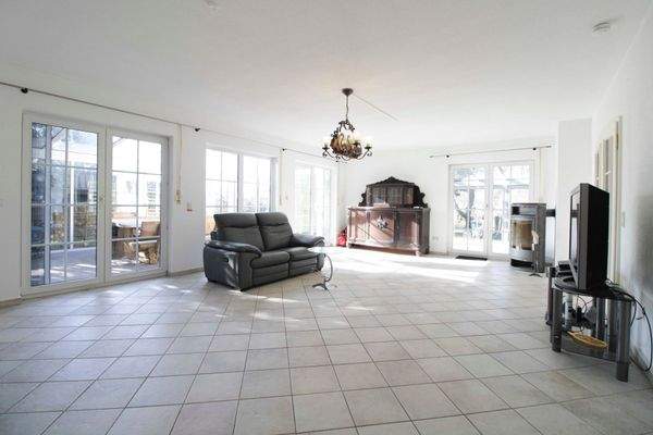 Wohnzimmer mit Kamin EG