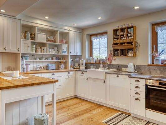 Landhaus Küche mit Blick über Polling