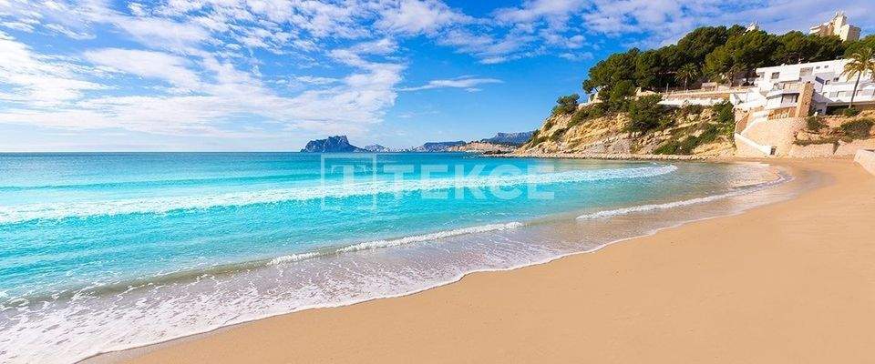 Luxury Villa with Sea View Near Beach in Alicante