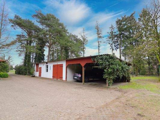 Schuppen mit Werkstatt und Carports