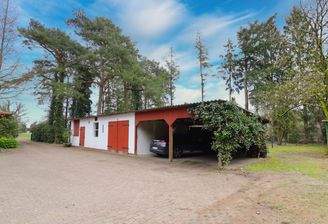 Schuppen mit Werkstatt und Carports