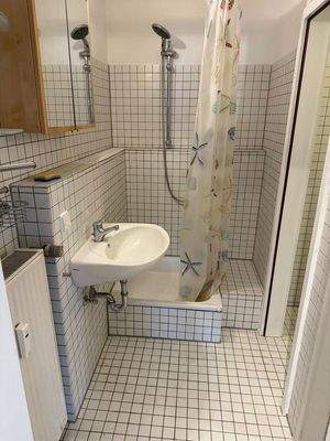Badezimmer mit Dusche
