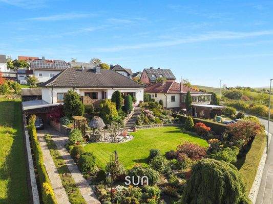 IDYLLISCHER UND GEPFLEGTER GARTEN