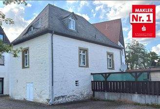 Hausrückseite mit Stellplätzen
