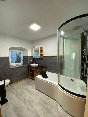 Bad mit Wanne/Dusche und WC