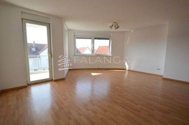 Wohnzimmer mit Zugang zum Sonnenbalkon