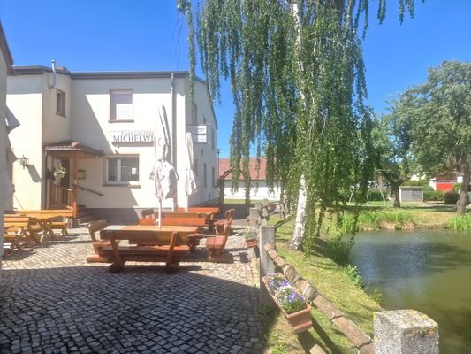 Terrasse mit Blick zum Teich