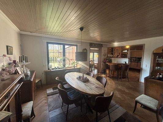 Essbereich mit Blick zur Küche