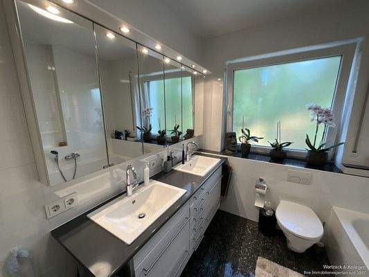 ...Doppelwaschbecken, WC,....