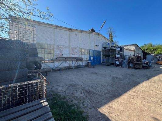 Hallenkopf von außem mit Tor