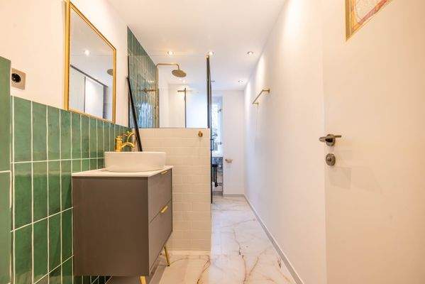 2. Badezimmer mit Dusche