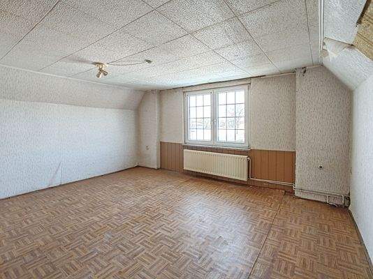 Zimmer 1 mit Gestaltungspotenzial im OG