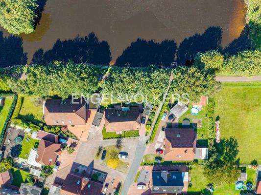 Eine Luftaufnahme der Immobilie