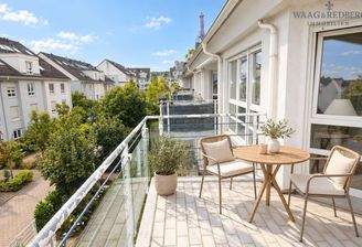 Sonniger Balkon mit stilvollem Bistro-Set