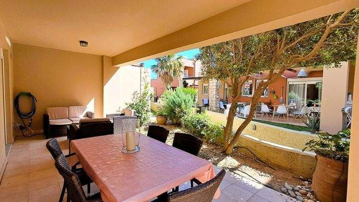 Kreta, Maleme: Erdgeschoss-Apartment mit 2 Schlafzimmern, Garten und Gemeinschaftspool, nur wenige Schritte vom Strand entfernt