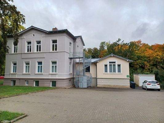 Zufahrt von der Wilhemstraße samt Stellplätzen und Garage