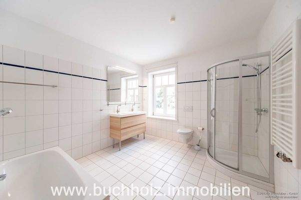 Vollbad im Erdgeschoss mit Fenster