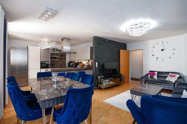 Wohnzimmer mit Essbereich und Küche