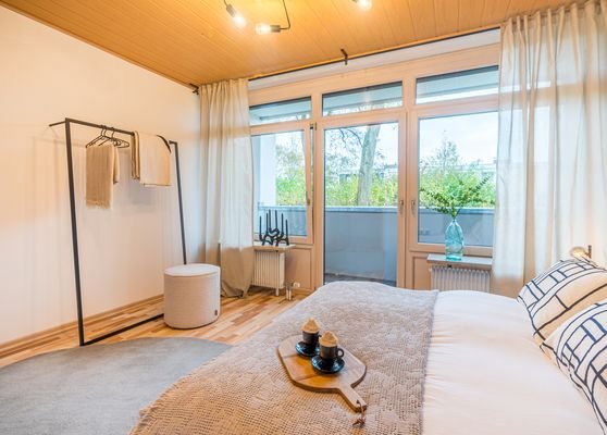 Schlafzimmer mit Zugang Balkon