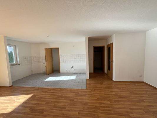 Wohnzimmer mit offener Küche