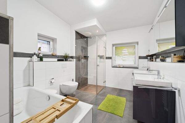 Großzügiges Bad im DG en Suite 