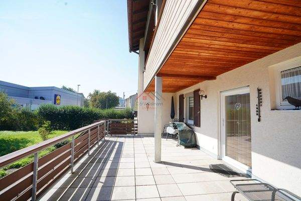 großzügige Terrasse mit 32qm Nutzfläche