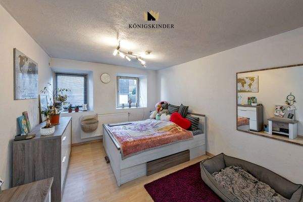 ...direkt gegenüber das große Schlafzimmer.