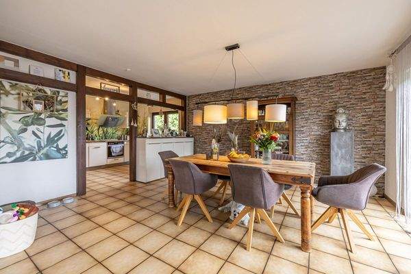 Essbereich mit Blick in die Küche