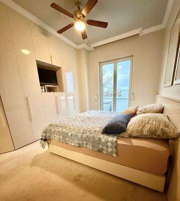 Schlafzimmer mit deckenhohem Einbauschrank