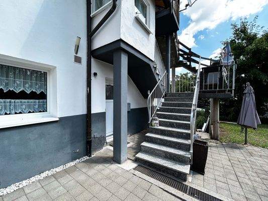 Die Stufen hinauf – ein Weg zwischen Gartenleben und Zuhausegefühl