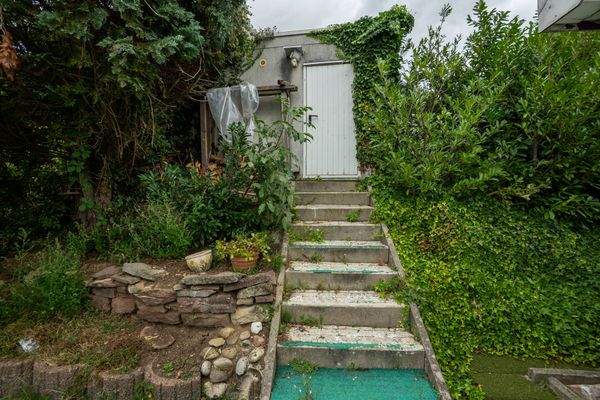 Zugang von Terrasse in Garage 