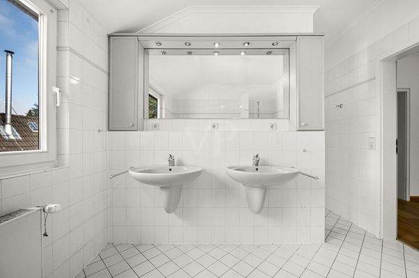 ... mit Doppelwachtisch und separiertem WC