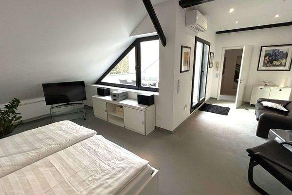 offen gehalten mit Zugang zur