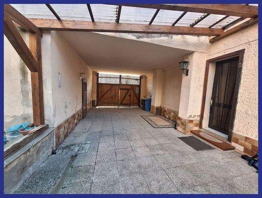 überdachte Einfahrt