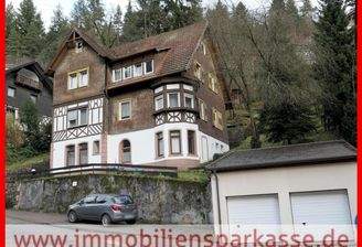 Straßenansicht mit Garage