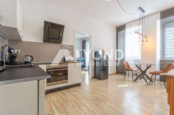 Einbauküche mit Essbereich